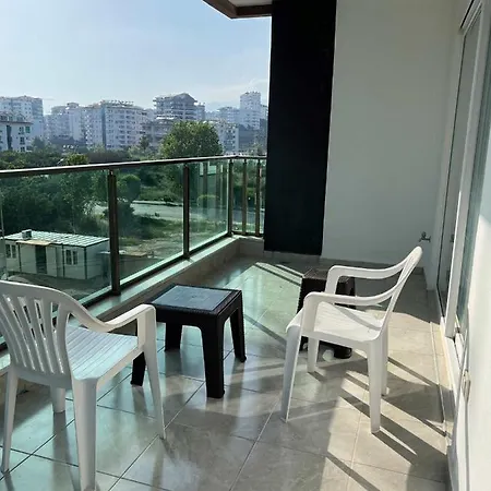 アパート Spacious Flat At The Pool, Huge Balcony, 2 Bedroom アランヤ
